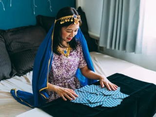 タロットをしている電話占い師